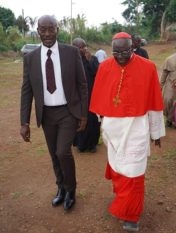 Le cardinal Robert Sarah et le Dr Henri Bayemi, fondateur du Mouvement de l’Incarnation, lors de la visite du cardinal au Centre de retraite Parole de Dieu à Yaoundé (Cameroun) le 8 avril 2024