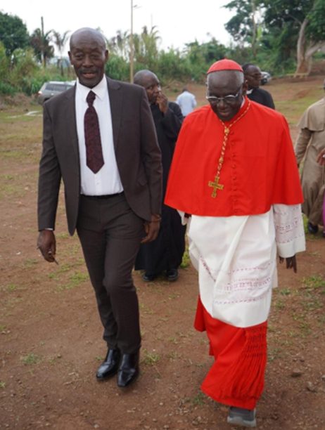 Le cardinal Robert Sarah et le Dr Henri Bayemi, fondateur du Mouvement de l’Incarnation, lors de la visite du cardinal au Centre de retraite Parole de Dieu à Yaoundé (Cameroun) le 8 avril 2024