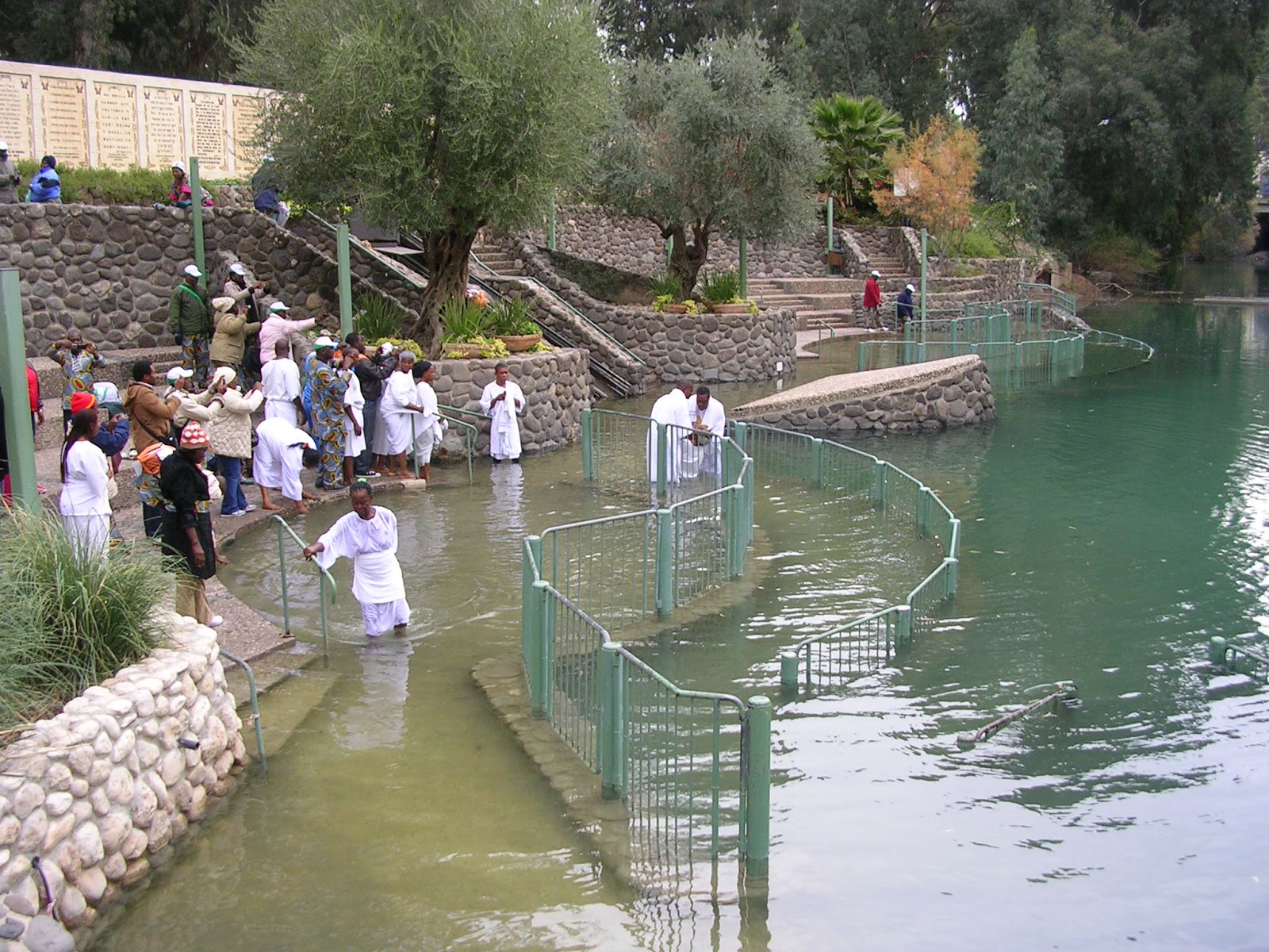 Bien que les sites de baptême situés sur le Jourdain en Israël attirent chaque année des milliers de pèlerins chrétiens