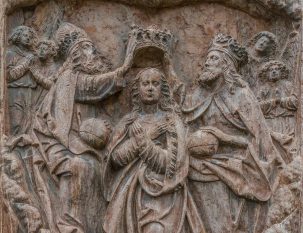 Couronnement de Marie au Ciel, relief sur un épitaphe, église de Maria Saal, Autriche © Wikimedia