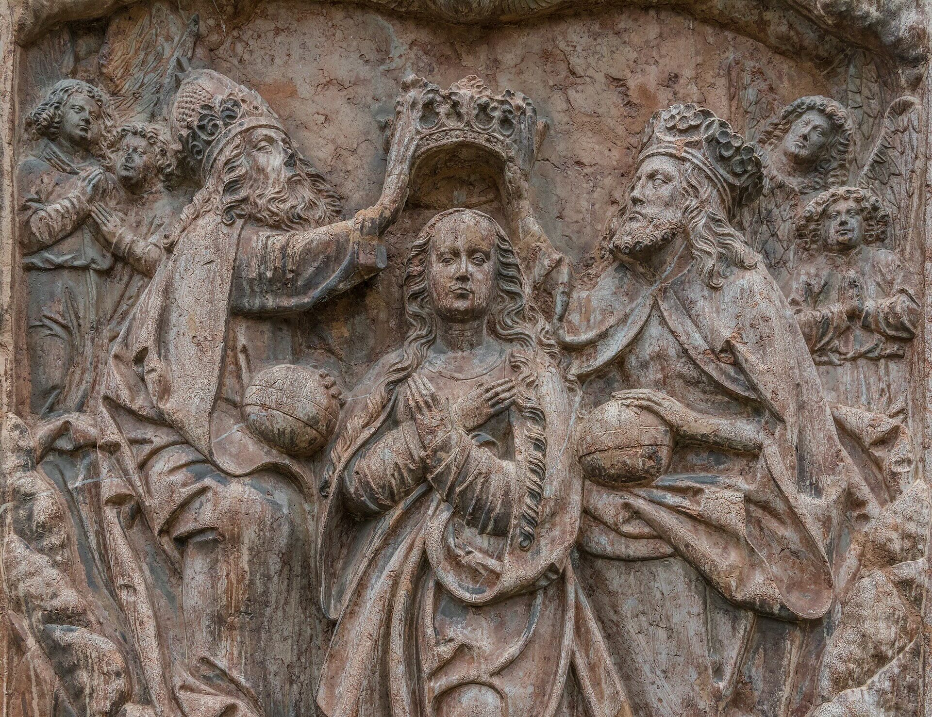 Couronnement de Marie au Ciel, relief sur un épitaphe, église de Maria Saal, Autriche © Wikimedia
