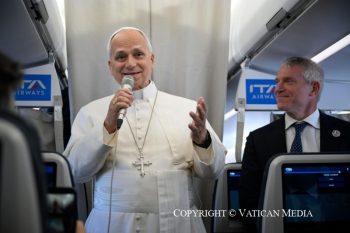 Le pape salue les journalistesÀ bord du vol Rome-Paris, 25 septembre 2026 © Vatican Media