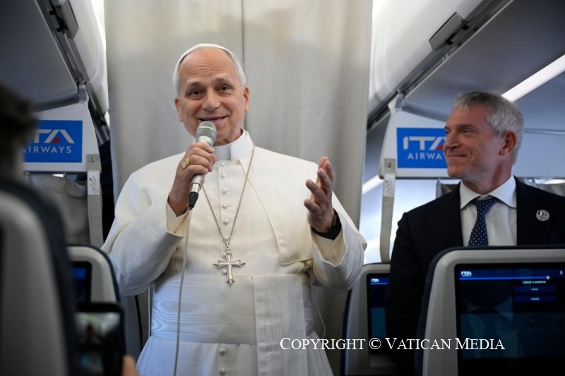 Le pape salue les journalistesÀ bord du vol Rome-Paris, 25 septembre 2026 © Vatican Media