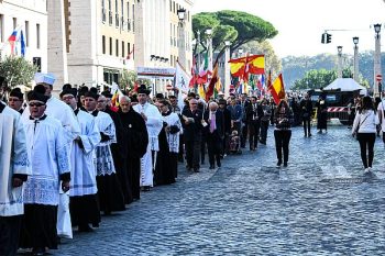 La liturgie traditionnelle demeure possible dans des circonstances particulières, tandis que Rome conserve la maîtrise du lieu et des modalités de sa célébration