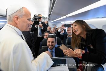 Le pape salue les journalistesÀ bord du vol Rome-Paris, 25 septembre 2026 © Vatican Media
