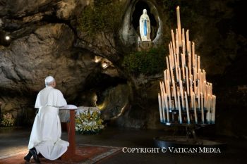 Prière à la Grotte des apparitions de Massabielle, 26 septembre 2026 © Vatican Media