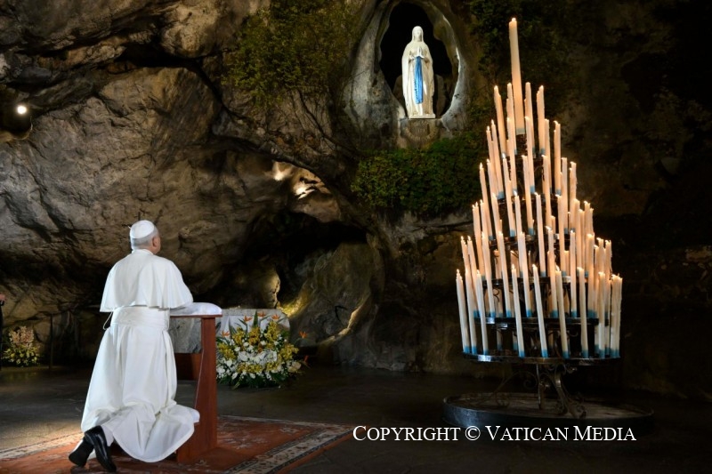 Prière à la Grotte des apparitions de Massabielle, 26 septembre 2026 © Vatican Media