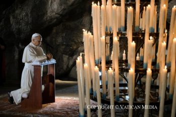 Prière à la Grotte des apparitions de Massabielle, 26 septembre 2026 © Vatican Media 