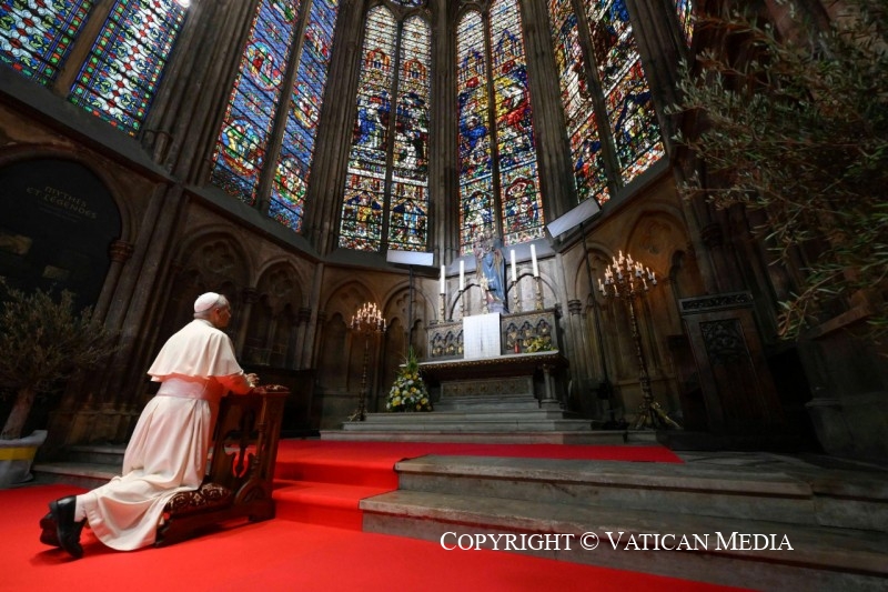 Le Saint-Père prie dans la cathédrale Saint-Étienne de Metz, 28 septembre 2026 © Vatican Media