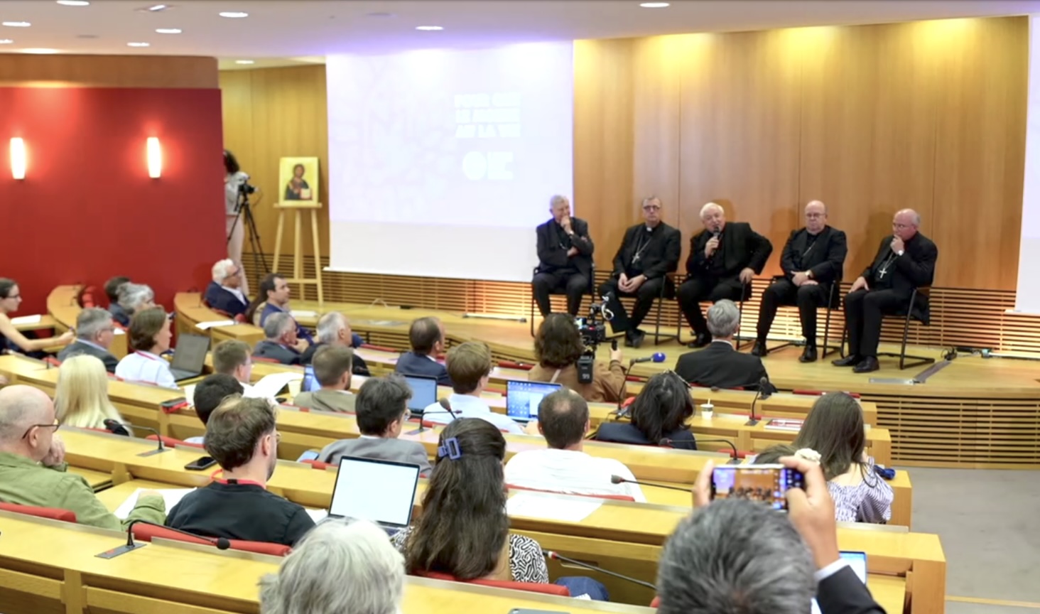 Conférence de presse à 17 jours de la venue du pape en France, 8 septembre 2026 © CEF