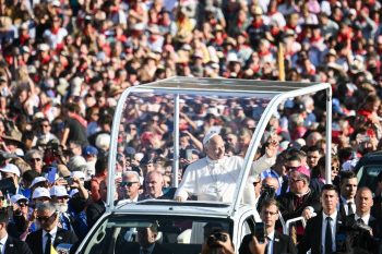 Le pape dans la prairie du sanctuaire Notre-Dame de Lourdes © Vatican Media
