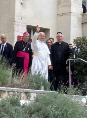 En arrivant à l'Institut catholique de Paris : Mgr Ulrich à gauche, Père E. Petit à droite © Anne van Merris 