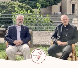 De gauche à droite : l'ancien recteur, le P. Rémi Griveaux, et le nouveau le P. Martin Pinet © facebook.com/SanctuaireArs