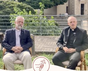 De gauche à droite : l'ancien recteur, le P. Rémi Griveaux, et le nouveau le P. Martin Pinet © facebook.com/SanctuaireArs