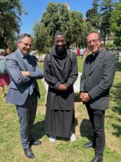 De gauche à droite : L'ambassadeur de France Charles Personnaz, un religieux minime, et le P. Alain Moster © P. Alain Moster