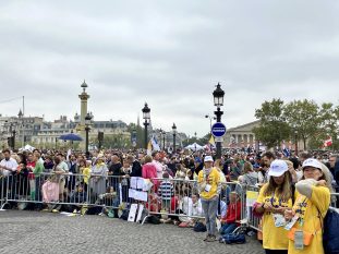 Une foule qui s'est étendue jusqu'à l'arc de triomphe