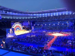 Veillée de prière avec 80 000 jeunes au Stade de France © Anne van Merris