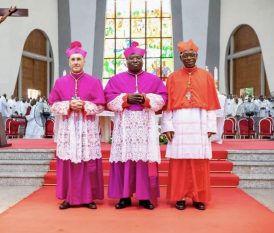 Ordination épiscopale de Mgr Aguia Kouamé (au milieu), 2e évêque auxiliaire d'Abidjan, 11 juillet 2026 © dioceseabidjan.com
