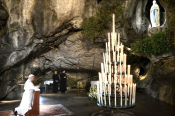 En prière dans la grotte de Massabielle © Vatican Media