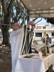Le père Luis Alberto Rios, curé de Ste Thérèse de Jésus, Cali © ACN