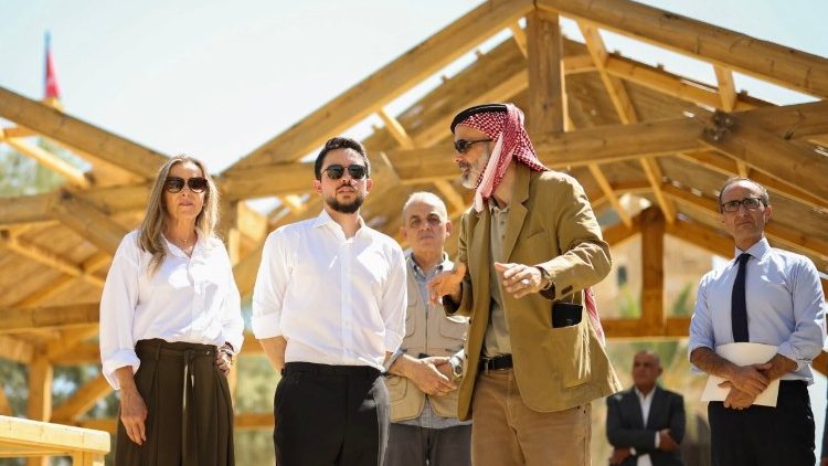 Le prince Al Hussein bin Abdullah II s'est rendu à Al-Maghtas, le site traditionnellement associé au baptême de Jésus par Jean-Baptiste © VaticanNews