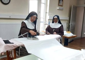 Les sœurs Clarisses de Troyes ont confectionné les nappes d'autel © Artisanat monastique