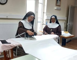 Les sœurs Clarisses de Troyes ont confectionné les nappes d'autel © Artisanat monastique