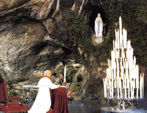 Saint Jean-Paul II à Lourdes en août 1983 ©  Wikipedia.org