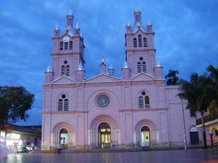 Basilique mineure du Seigneur des Miracles à Buga © par Jordi Gomara (Itaca2000) - Œuvre personnelle, wikimedia