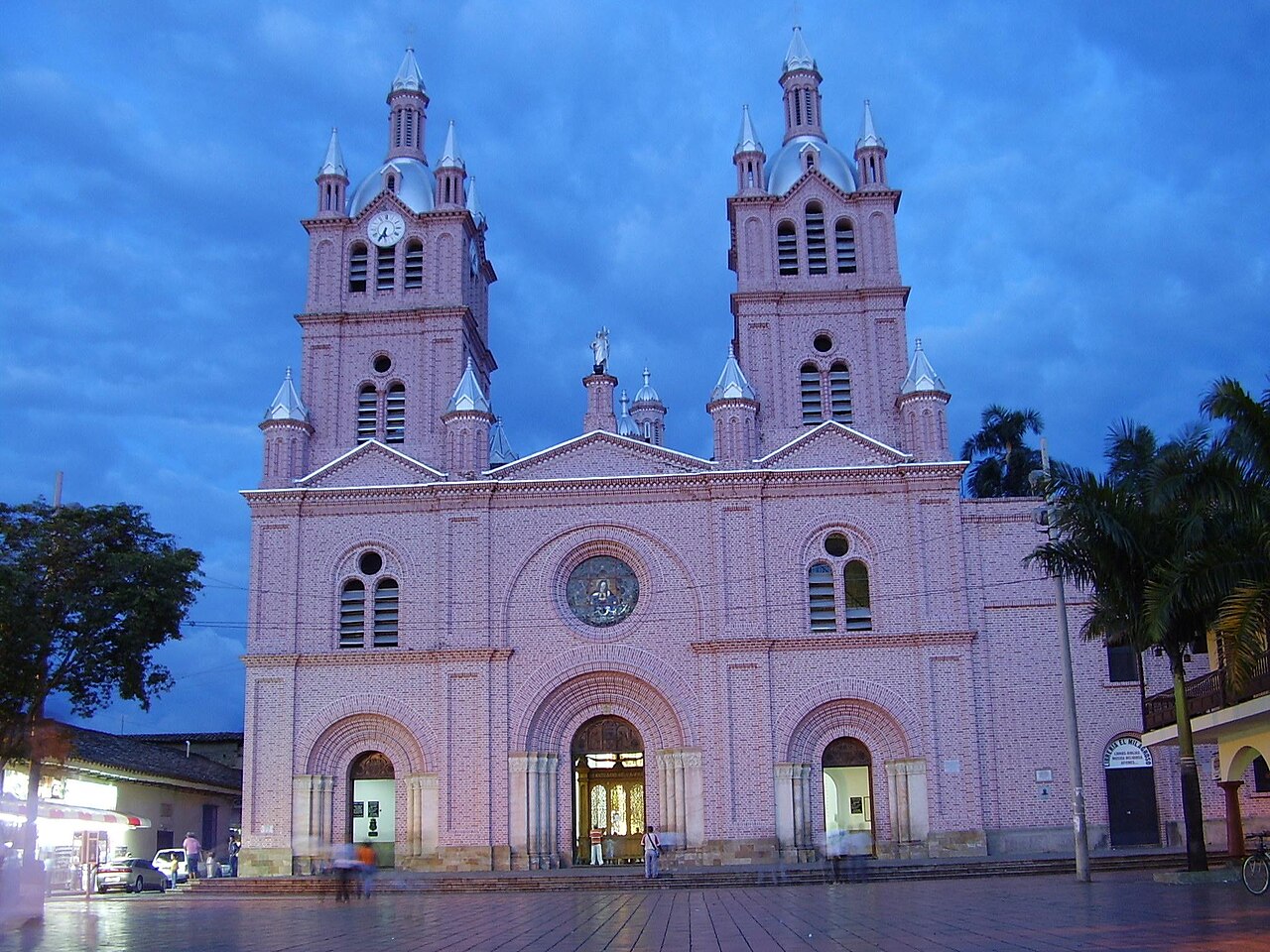 Basilique mineure du Seigneur des Miracles à Buga © par Jordi Gomara (Itaca2000) - Œuvre personnelle, wikimedia