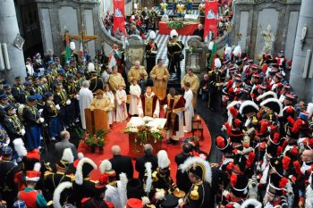 Les marcheurs et le clergé réunis en la collégiale de Fosses-la-Ville. © Secrétariat de l'Etat-Major de la Marche Saint-Feuillen de Fosses-La-Ville