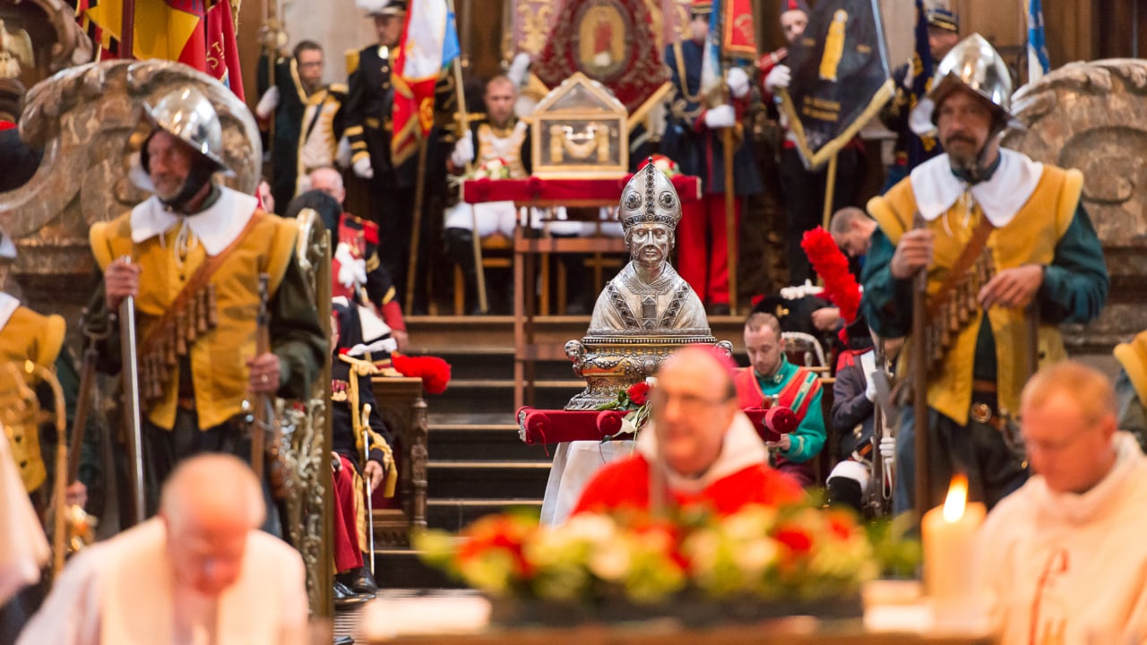 Au cœur de la Marche se trouvent les reliques de Saint Feuillen, contenues dans un buste reliquaire et une châsse et portées en procession. © Secrétariat de l'Etat-Major de la Marche Saint-Feuillen de Fosses-La-Ville