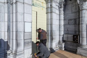 Les mosaïques resteront dissimulées après le départ du pape