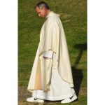 Mise en avant du langage visuel singulier d’un pontificat alliant le symbolisme papal traditionnel à des touches typiquement américaines