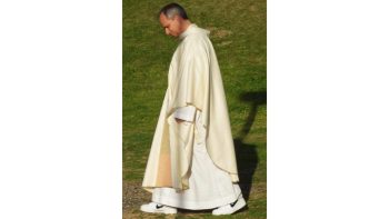 Mise en avant du langage visuel singulier d’un pontificat alliant le symbolisme papal traditionnel à des touches typiquement américaines