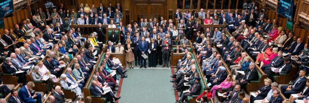 Dans une Chambre des communes où les voix étaient très partagées, les députés ont voté par 286 voix contre 270 contre le projet de loi