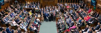 Dans une Chambre des communes où les voix étaient très partagées, les députés ont voté par 286 voix contre 270 contre le projet de loi