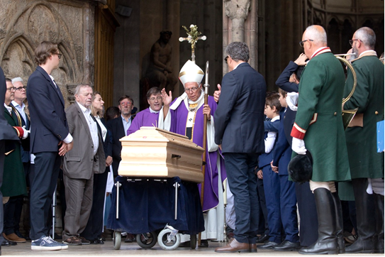 L'archevêque de Dijon, Mgr Antoine Hérouard, bénissant le corps de l'ancien député François Patriat © Infovaticana.com