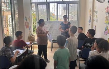 Un cours de classe dans l'enceinte de la paroisse de la Sainte-Famille à Gaza © P. Gabriel Romanelli