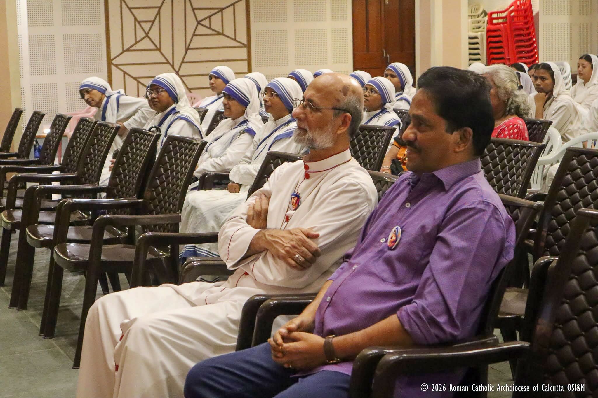 Le journaliste Ando Akkara, auteur du nouveau documentaire sur Mère Teresa, et Mgr Elias Frank, archevêque de Calcutta, le 5 septembre à Calcutta. © Archidiocèse de Calcutta