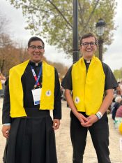 Mateo Marin (à gauche) avec Andrés de La Torre, séminaristes LC