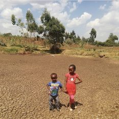 Les enfants se tiennent sur le fond d’un barrage asséché au Kenya © Gerald.karanja, Wikicommons