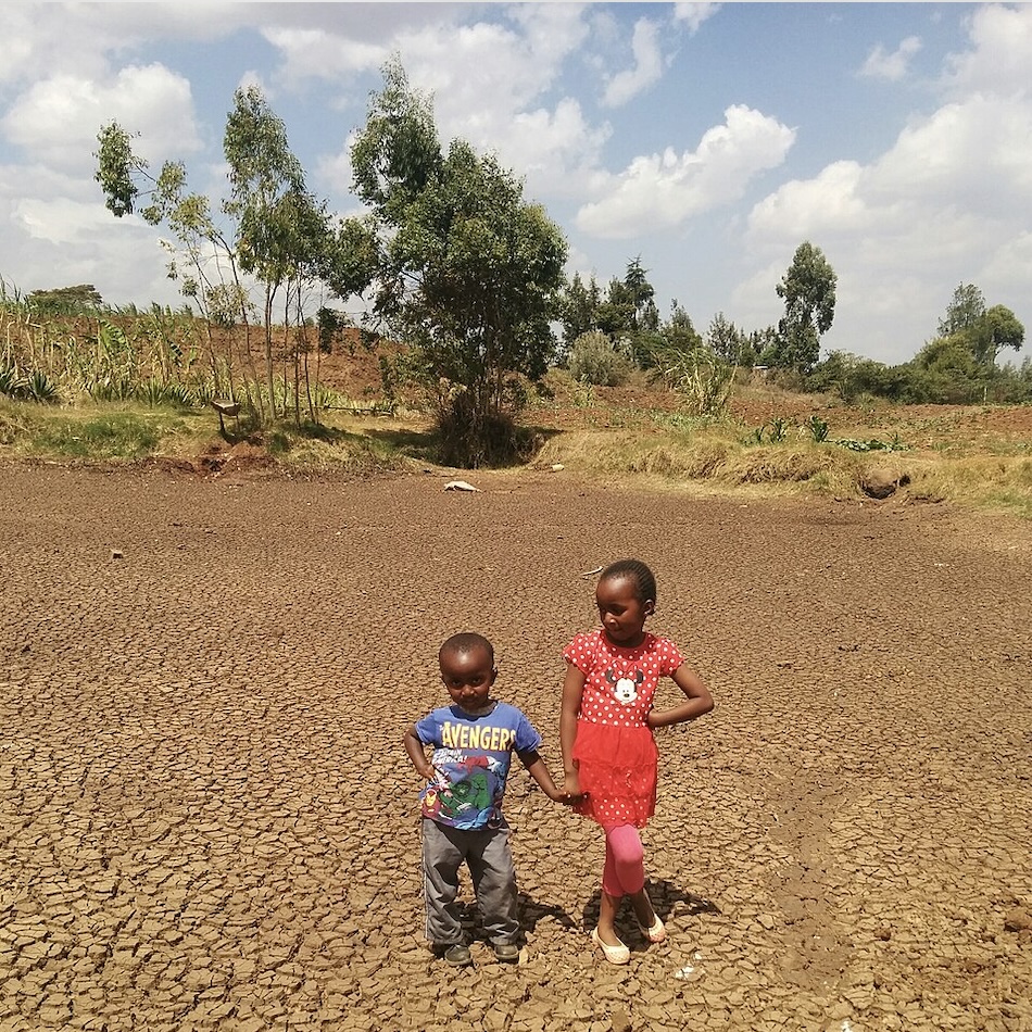 Les enfants se tiennent sur le fond d’un barrage asséché au Kenya © Gerald.karanja, Wikicommons