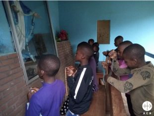 Des enfants récitant le chapelet dans une petite chapelle à Futru-Nkwen, Bamenda.