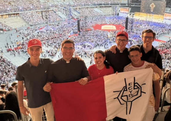 Jeunes de Regnum Christi lors de la veillée de prière au Stade de France