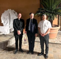 Le P. Alain Moster (à gauche) à l'ambassade de France près le Saint-Siège, avec l'ambassadeur Charles Personnaz et Mgr Rami Al-Kabalan © P. Alain Moster