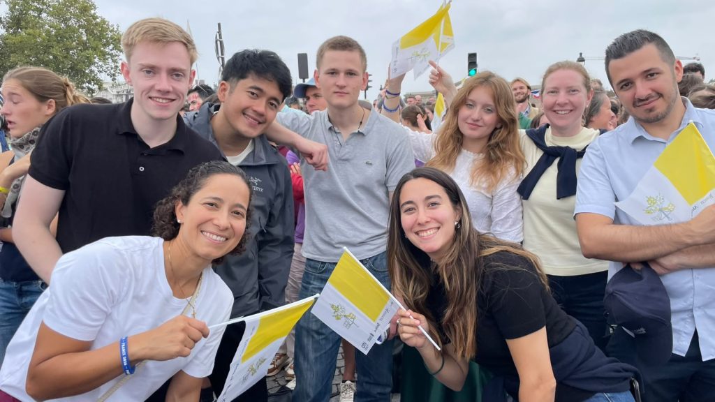 Jeunes de Paris avant la messe avec le Saint-Père à la Concorde