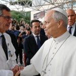 Le professeur Stefano Margaritora, chef du service de chirurgie thoracique de l’hôpital Gemelli de Rome, a déclaré qu’il n’y avait actuellement aucune raison médicale d’écarter ce voyage exigeant © Vatican Media
