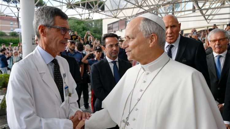 Le professeur Stefano Margaritora, chef du service de chirurgie thoracique de l’hôpital Gemelli de Rome, a déclaré qu’il n’y avait actuellement aucune raison médicale d’écarter ce voyage exigeant © Vatican Media