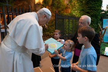 Récitation du chapelet pour la paix avec les enfants, 1er octobre 2026 © Vatican Media